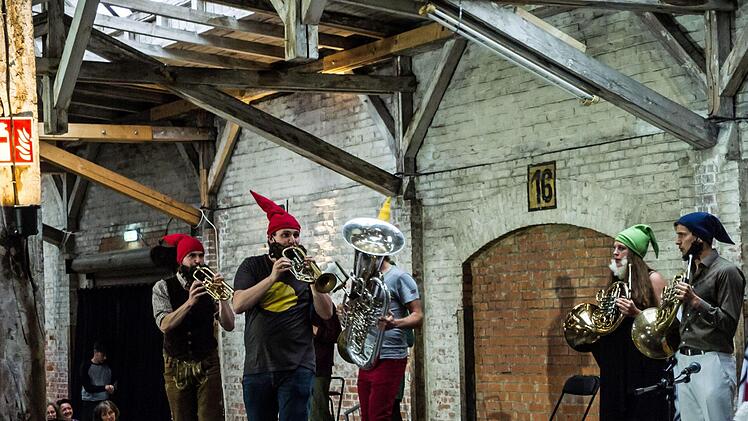 Wenn mitreißende Musizierfreude auf überbordende komödiantische Begeisterung trifft: Das Ensemble "Sepp-Depp-Septett" beeindruckte das Publikum beim Finale des Coburger Festivals "Klanggrenzen".Foto: Jochen Berger