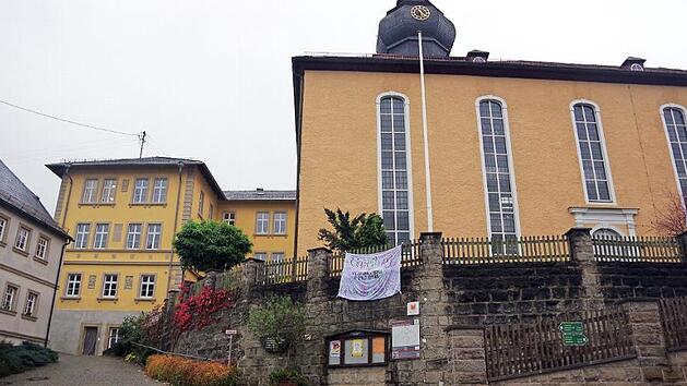 Treppenanlage und Zaunfelder an der Kirchhofmauer sind erneuerungsbed&uuml;rftig. Die Baulast soll jetzt verbindlich geregelt werden.  Foto: Heike Sch&uuml;lein