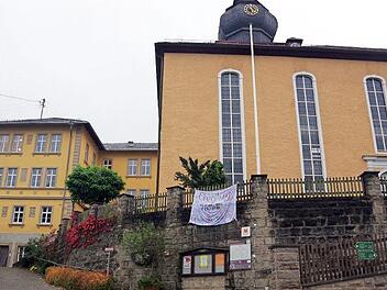 Treppenanlage und Zaunfelder an der Kirchhofmauer sind erneuerungsbedürftig. Die Baulast soll jetzt verbindlich geregelt werden.  Foto: Heike Schülein