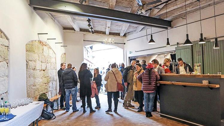 Eröffnungsfeier in der Färbergasse 28 mit zahlreichen Besuchern: Die sanierte Rost-Scheune kombiniert alte und neue Elemente.