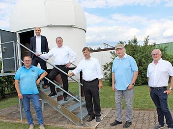 Beim Besuch der Sternwarte Feuerstein (v. l.): Bezirksrat Manfred Hümmer, Bezirksrat Ulrich Schürr, Bezirkstagspräsident Henry Schramm, Landrat Hermann Ulm, Frank Fleischmann und Martin Haendl (Leiter Bildungsbüro) Foto: Landratsamt Forchheim