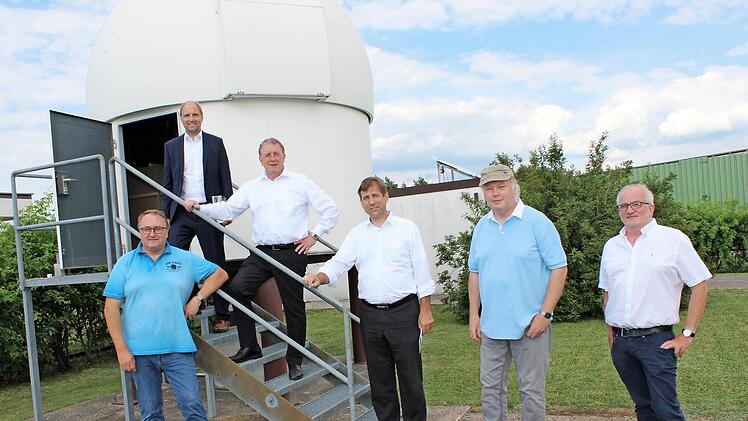 Beim Besuch der Sternwarte Feuerstein (v.&nbsp;l.): Bezirksrat Manfred H&uuml;mmer, Bezirksrat Ulrich Sch&uuml;rr, Bezirkstagspr&auml;sident Henry Schramm, Landrat Hermann Ulm, Frank Fleischmann und Martin Haendl (Leiter Bildungsb&uuml;ro) Foto: Landratsamt Forchheim
