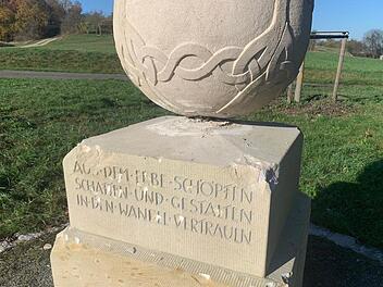 Deutschlich sind die Schäden am Sockel des Denkmals zu erkennen. Und sichtbar wird auch, dass versucht worden ist, die Weltkugel zu verschieben.  Christian Licha