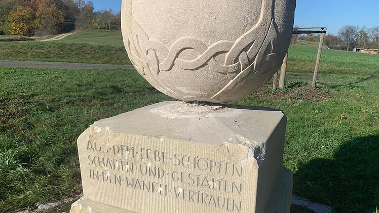 Deutschlich sind die Schäden am Sockel des Denkmals zu erkennen. Und sichtbar wird auch, dass versucht worden ist, die Weltkugel zu verschieben.  Christian Licha