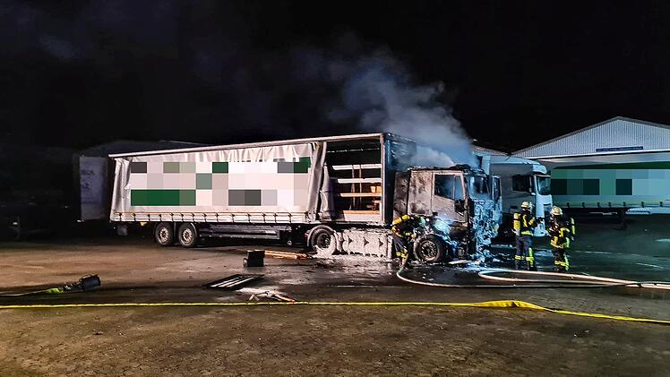 Lastwagen brennt in Industriegebiet Trosdorf