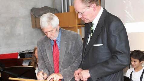 Bernd Lohneiß (l.), Schulleiter des Höchstadter Gymnasiums, und Peter-Roman Mayer, Personalchef von Siemens,  unterzeichneten am Dienstag den gemeinsamen Kooperationsvertrag,  Fotos: Sebastian Martin