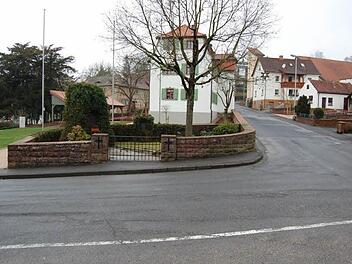 In der Schulstraße möchte der Architekt pflastern. Sein Vorschlag ging den Räten jedoch zu weit. Fotos: Günther Straub