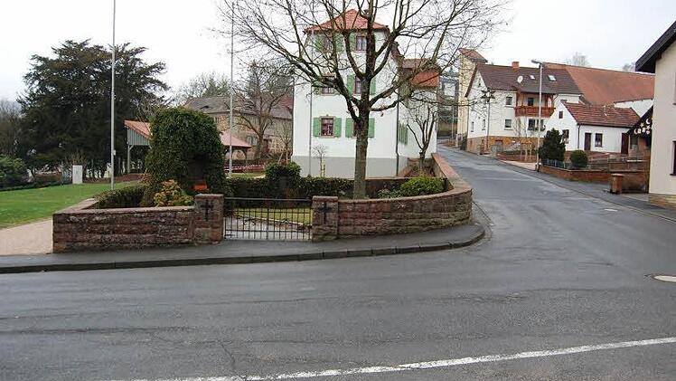 In der Schulstraße möchte der Architekt pflastern. Sein Vorschlag ging den Räten jedoch zu weit. Fotos: Günther Straub