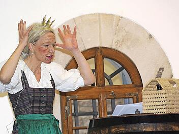 Ulrikle Lange überzeugte deim Seniorenfasching in Hammelburg als alternde Weinprinzessin. Sie wird im Fasching noch mehrfach in der Bütt zu erleben sein.  Foto: Winfried Ehling