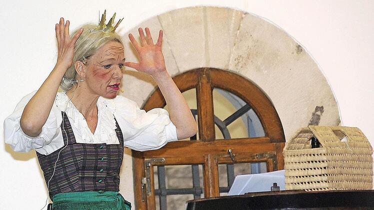 Ulrikle Lange überzeugte deim Seniorenfasching in Hammelburg als alternde Weinprinzessin. Sie wird im Fasching noch mehrfach in der Bütt zu erleben sein.  Foto: Winfried Ehling