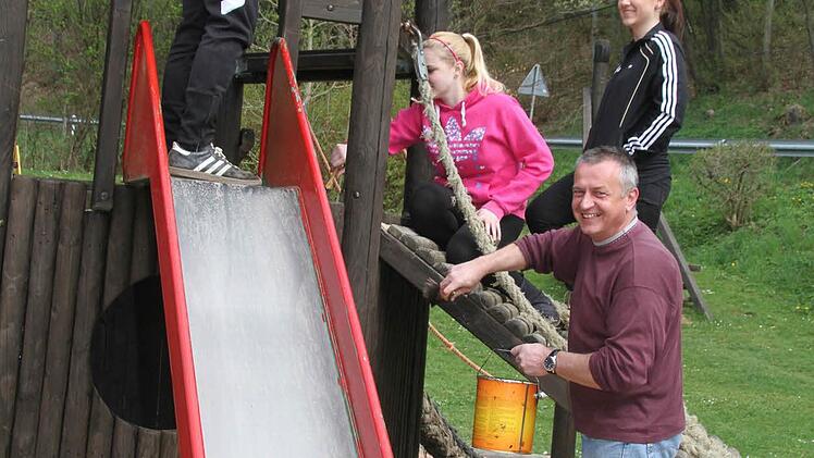 Feuerwehr-Vorsitzender Frank Kremer (vorne) hat viele junge Helfer zusammengetrommelt. Jeder fand eine Aufgabe.
