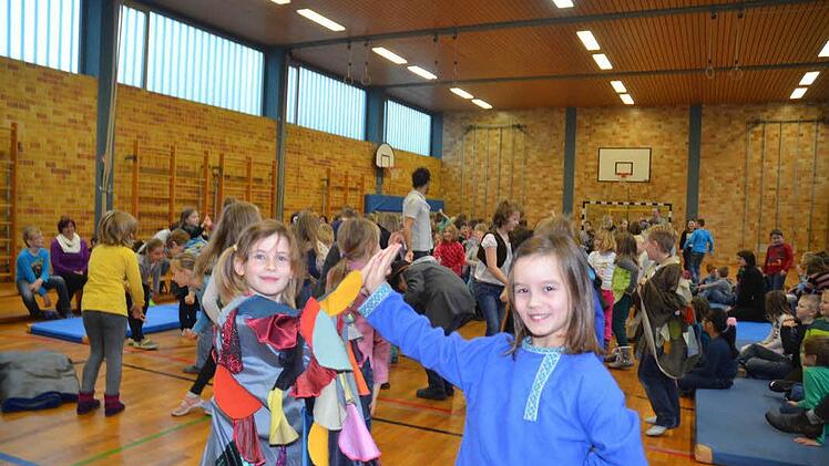 Bevor es an den Ernst des Schauspiels der Oper ging wurde von allen Schülern zu schöner Walzermusik ausgelassen mit Schwung und Elan ein Tanz auf das Parkett gelegt. Foto: Karl-Heinz Hofmann
