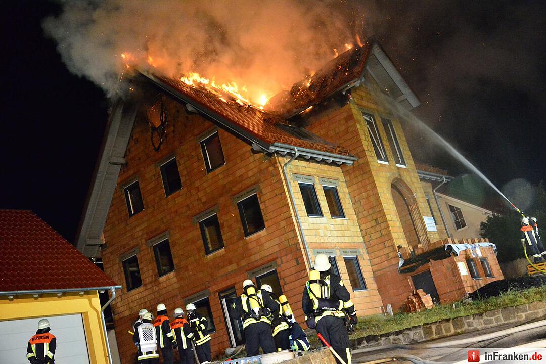 Neugebautes Wohnhaus steht nach Blitzeinschlag lichterloh in Flammen