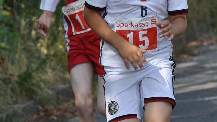 Thiago Niedt de Matos (vorn) hat das Ziel der abschließenden Laufstrecke schon vor Augen und setzt zum Schlussspurt an.
