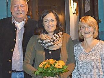 Bürgermeister Christian Mrosek (links) und Monika Bauer (rechts) verabschiedeten Alexandra Müller als Schulweghelferin.  Foto: Thomas Micheel