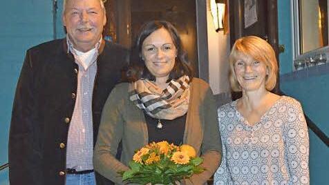 Bürgermeister Christian Mrosek (links) und Monika Bauer (rechts) verabschiedeten Alexandra Müller als Schulweghelferin.  Foto: Thomas Micheel