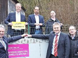 Bürgermeister Werner Diersch und Friedrich Weinlein von der Telekom geben den Startschuss für das schnelle Internet. Foto: Dieter Hübner