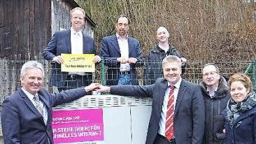 Bürgermeister Werner Diersch und Friedrich Weinlein von der Telekom geben den Startschuss für das schnelle Internet. Foto: Dieter Hübner