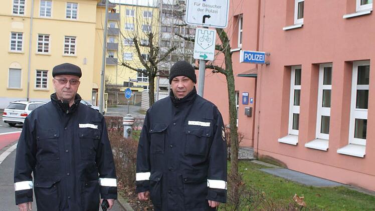 Werner Agly und Markus Winkler holen sich beim Dienstgruppenleiter der Polizeiinspektion ihren Einsatzplan ab. Foto: Sonja Adam