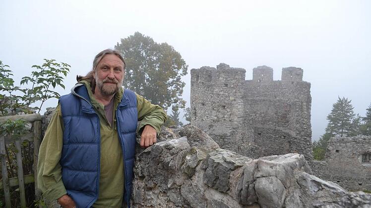 Dr. Joachim Zeune pr&auml;sentiert am 19. Oktober seine neuesten Forschungsergebnisse bei einem Bildervortrag im Umweltbildungszentrum in Oberschleichach. Foto: B&uuml;ro f&uuml;r Burgenforschung