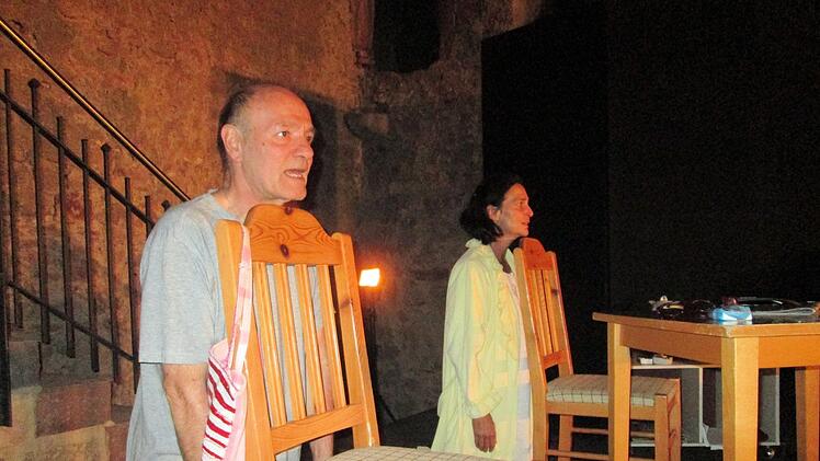 Hans (Peter Hub) und Hanna (Christine Hadulla) haben sich nichts mehr zu sagen.  Foto: Winfried Ehling