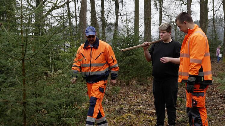 Die Männer vom Bauhof hatten mächtig Spaß, so viele helfende Hände  bei der Arbeit zu besitzen. Manja von Nida