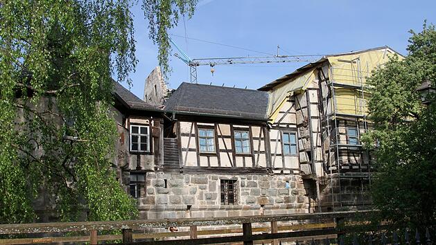 Schon lange liegt das Schloss von Gleisenau im "Dornr&ouml;schenschlaf" - mit dem Arm des Baukrans dar&uuml;ber.G&uuml;nther Geiling