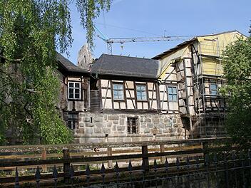 Schon lange liegt das Schloss von Gleisenau im "Dornröschenschlaf" - mit dem Arm des Baukrans darüber.Günther Geiling