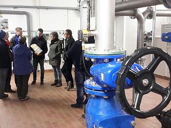 Beim Trinkwassertag wurden stündliche Führungen durch die Aufbereitungsanlage Zeitlofs angeboten. Ein weiterer Anziehungspunkt für die Besucher war der sanierte Hochbehälter am Ortsrand der Kerngemeinde. An beiden Stationen gab es viele Informationen. Foto: Rolf Pralle