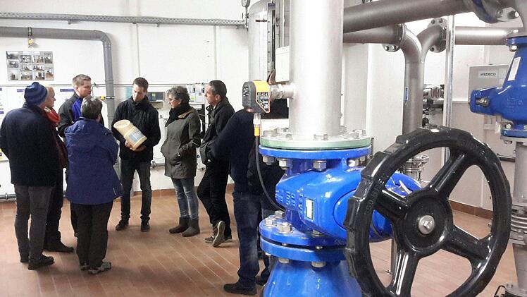 Beim Trinkwassertag wurden stündliche Führungen durch die Aufbereitungsanlage Zeitlofs angeboten. Ein weiterer Anziehungspunkt für die Besucher war der sanierte Hochbehälter am Ortsrand der Kerngemeinde. An beiden Stationen gab es viele Informationen. Foto: Rolf Pralle