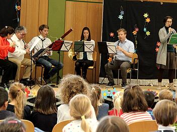 Irina Ries (r.) wurde von einem Bläserquintett der Staatsoper Nürnberg begleitet.     Foto: Richard Sänger