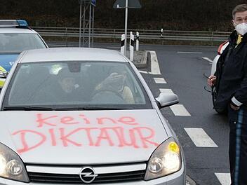 Diesen Autofahrer aus dem Landkreis Bad Kissingen ließ die Polizei bei einer Demo im Januar 2021 an der Anschlussstelle Oberthulba erst gar nicht auf die A7. Jetzt stand eine Teilnehmerin der Demo vor Gericht - bzw. sie kam nicht, deshalb wird der Strafbefehl gegen sie jetzt rechtskräftig.