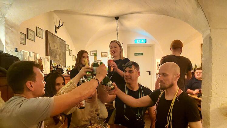 Letztes Silvester noch undenkbar: Einmal die Einlasskontrollen hinter sich gebracht, konnten die Partyg&auml;nger das neue Jahr in einer der Bars und Gastst&auml;tten gemeinsam begr&uuml;&szlig;en.