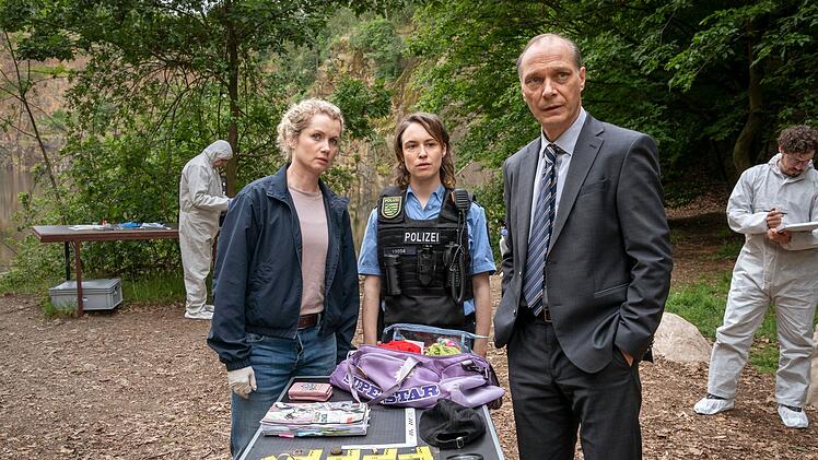Diese Dinge trug das tote Mädchen bei sich: Leonie Winkler (Cornelia Gröschel, links), Polizistin Antje (Victoria Schulz) und Peter Schnabel (Martin Brambach) untersuchen die Tasche von Lilly-Marie.