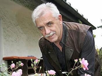 Hans Simon ist gern in seinem Garten. Foto: Sonja Adam