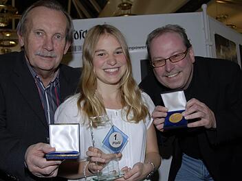 Sie sind die Champions der "Blende 2012": Helmut Büchner, Anna Lochner und Frank Gorille (von links) freuen sich über ihre ersten Plätze in den drei ausgeschriebenen Themen. Foto: Dagmar Besand