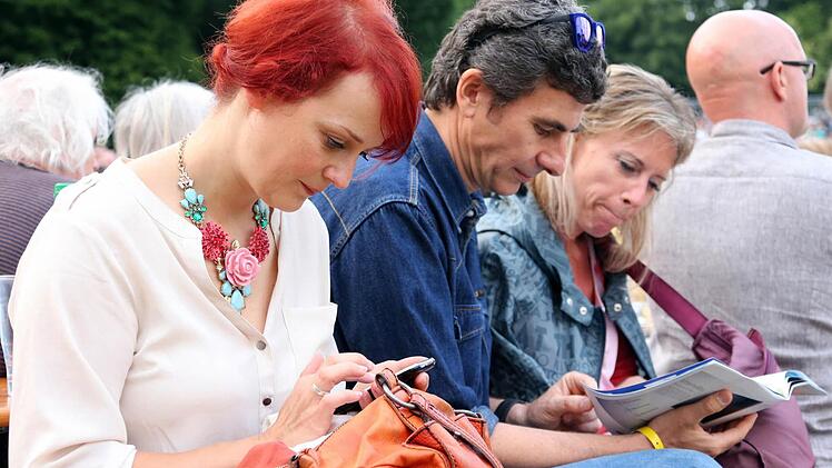 Diane Weigmann checkt ihre E-Mails.