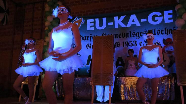 "Black Swan", ein Augenschmaus in Schwarz und Weiß: Beim Showtanz bewies die Jugendgarde der EU-KA-GE Taktgefühl und Können