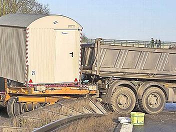 Quer zu den Fahrbahnen blieb das Lastwagen-Gespann stehen, nachdem es den Mittelstreifen plattgewalzt hatte. Der Fahrer kam ohne Verletzungen davon. Der Schaden ist erheblich.