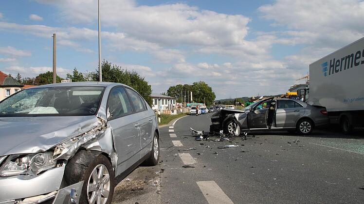 Links der VW Passat, in dem eine Frau aus Lichtenfels fuhr.