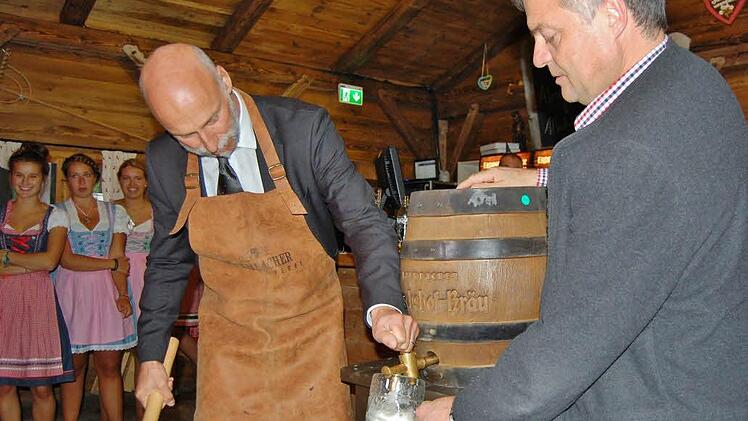 Erster Abend in der Oktoberfest-Hüttn.  Foto: Sigismund von Dobschütz