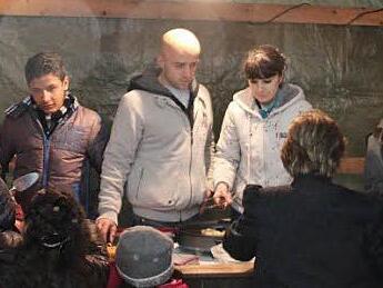 Die in Oberturbach lebenden Flüchtlingen kochten auf dem örtlichen Adventsbasar.  Foto: Franz Galster