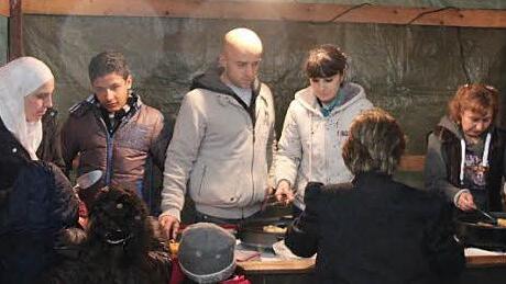 Die in Oberturbach lebenden Flüchtlingen kochten auf dem örtlichen Adventsbasar.  Foto: Franz Galster