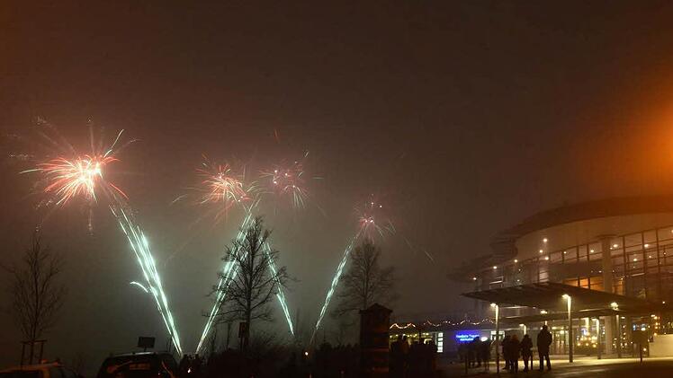 Nur bodennahes Feuerwerk war am Silvesterabend in Bad Kissingen gut zu sehen.  Foto: Peter Rauch