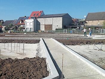 Im linken Bereich entsteht eine Brücke, rechts neben dem Weg eine Wasserspielfläche. Fotos: Anette Schreiber