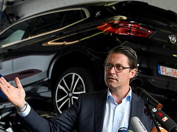 Bundesverkehrsminister Andreas Scheuer (CSU)  in einer Werkstatt des Kraftfahrt-Bundesamtes  Foto: Carsten Rehder, dpa