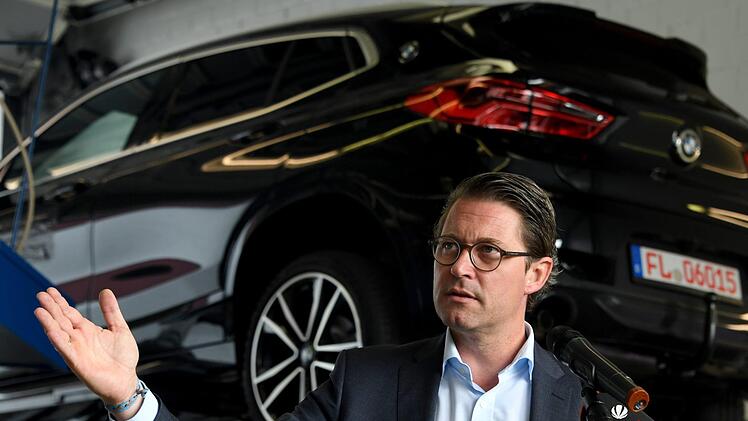 Bundesverkehrsminister Andreas Scheuer (CSU)  in einer Werkstatt des Kraftfahrt-Bundesamtes  Foto: Carsten Rehder, dpa