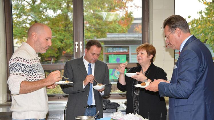 Die Schulleiter-Küchenmannschaft: Matthias Höhn, Alexander Battistella, Ulrike Endres und Horst Pfadenhauer. Foto: Dagmar Besand