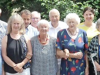 Eine große Gratulantenschar versammelte sich zum 90. Geburtstag von Frieda Wagner (vorne Zweite von rechts). Foto: K.- H. Hofmann