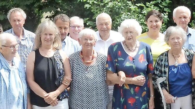 Eine große Gratulantenschar versammelte sich zum 90. Geburtstag von Frieda Wagner (vorne Zweite von rechts). Foto: K.- H. Hofmann